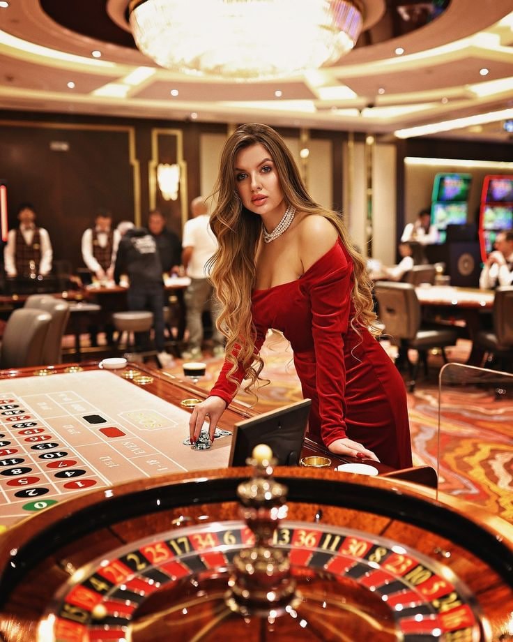 Filipino player enjoying online bingo on a mobile phone with panalowin
